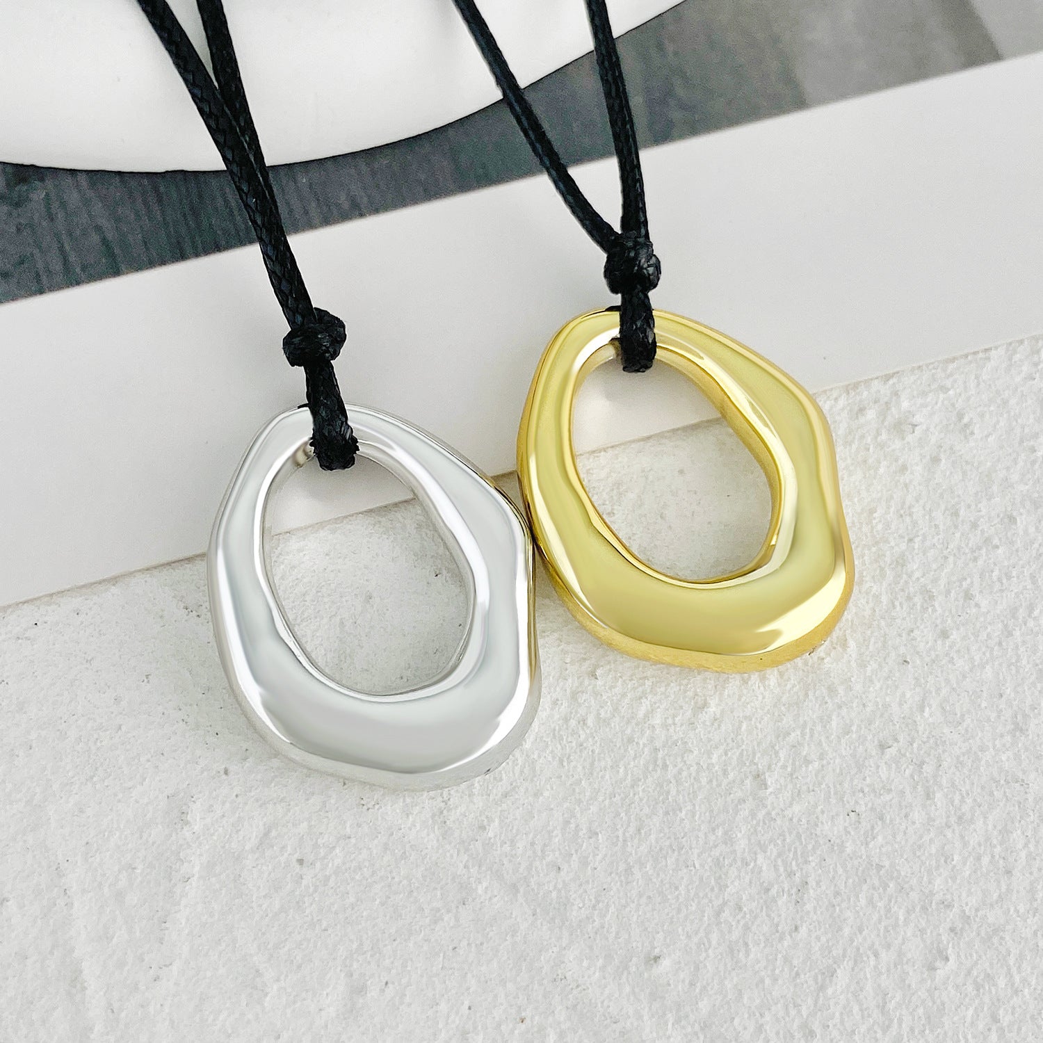 Wholesale Heart-shaped hollow pendant necklace
